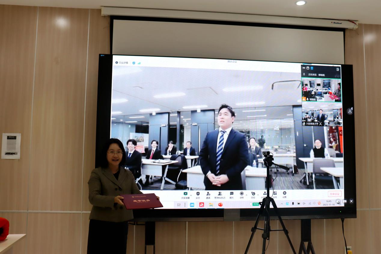 27菲律宾欧博官网葛建新教授为“最佳汇报奖”成田卓巳同学颁奖